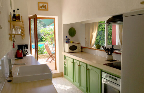 le-fitou-kitchen-and-door-to-patio1700px